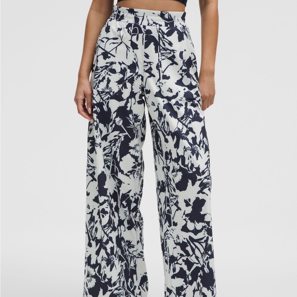 ISO of the Swift Mid-Rise Wideleg pants in Wildfower Vapor Clun Blue. Size 10-14